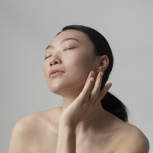 Read more about the article Mau Wajah Glowing Tanpa Makeup Tebal? Ini Dia Solusinya!