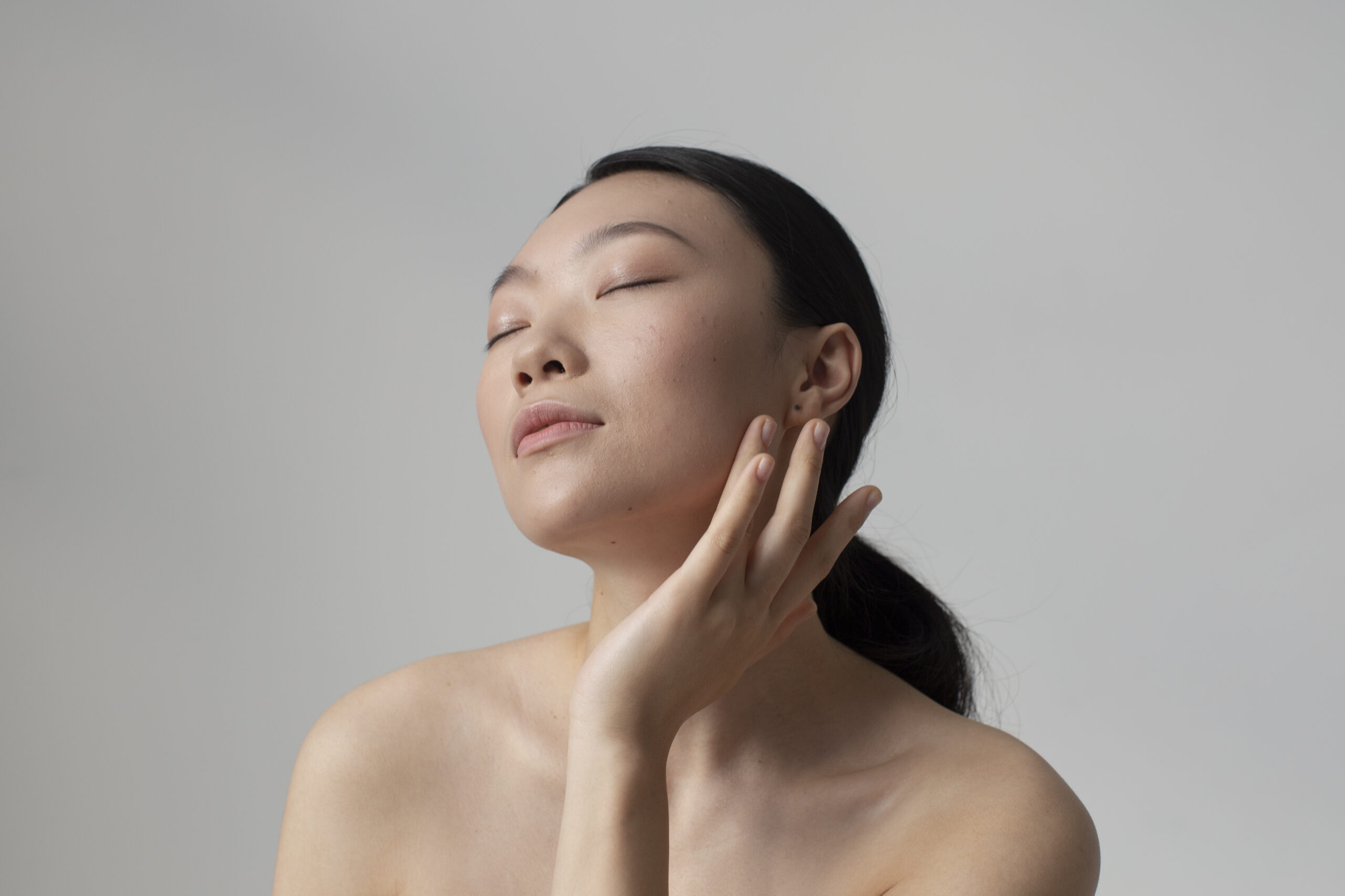 Read more about the article Mau Wajah Glowing Tanpa Makeup Tebal? Ini Dia Solusinya!